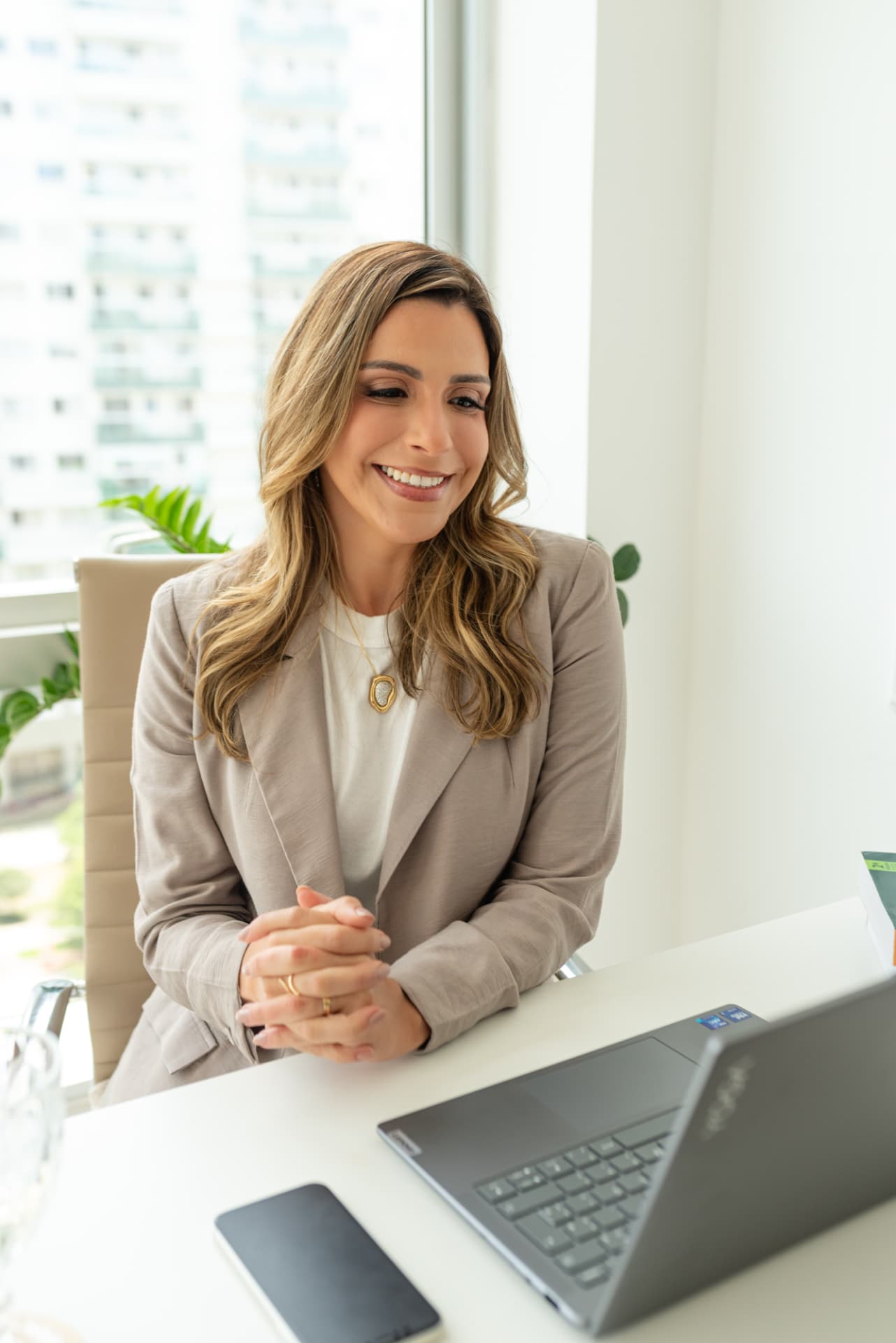 Thaís Mafra em atendimento online pelo computador
